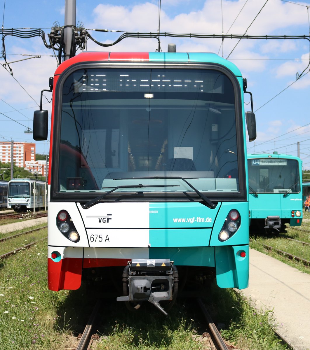 VGF Bombardier U5-25 Wagen 675 (Jubiläums Design) am 07.07.18 in Frankfurt am Main bei einer Besichtigung wo man sich frei auf abgesperrten Gelände aufhalten konnte