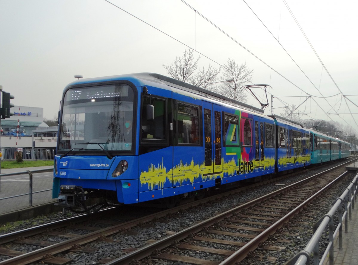 VGF Bombardier U5-25 Wagen 676 mit Werbung für die Batschkapp am 01.03.16 in Frankfurt am Main