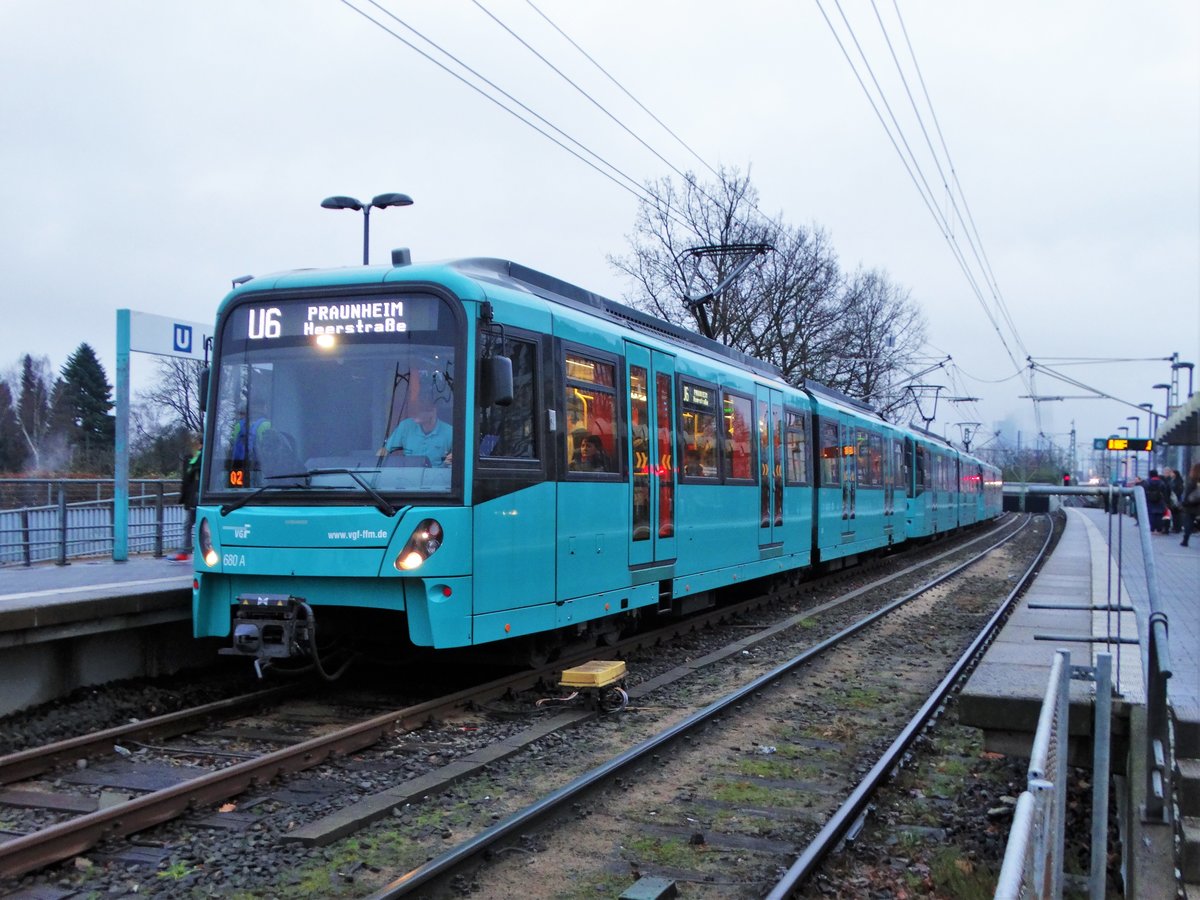 VGF Bombardier U5-25 Wagen 689 am 21.12.17 in Frankfurt Industriehof
