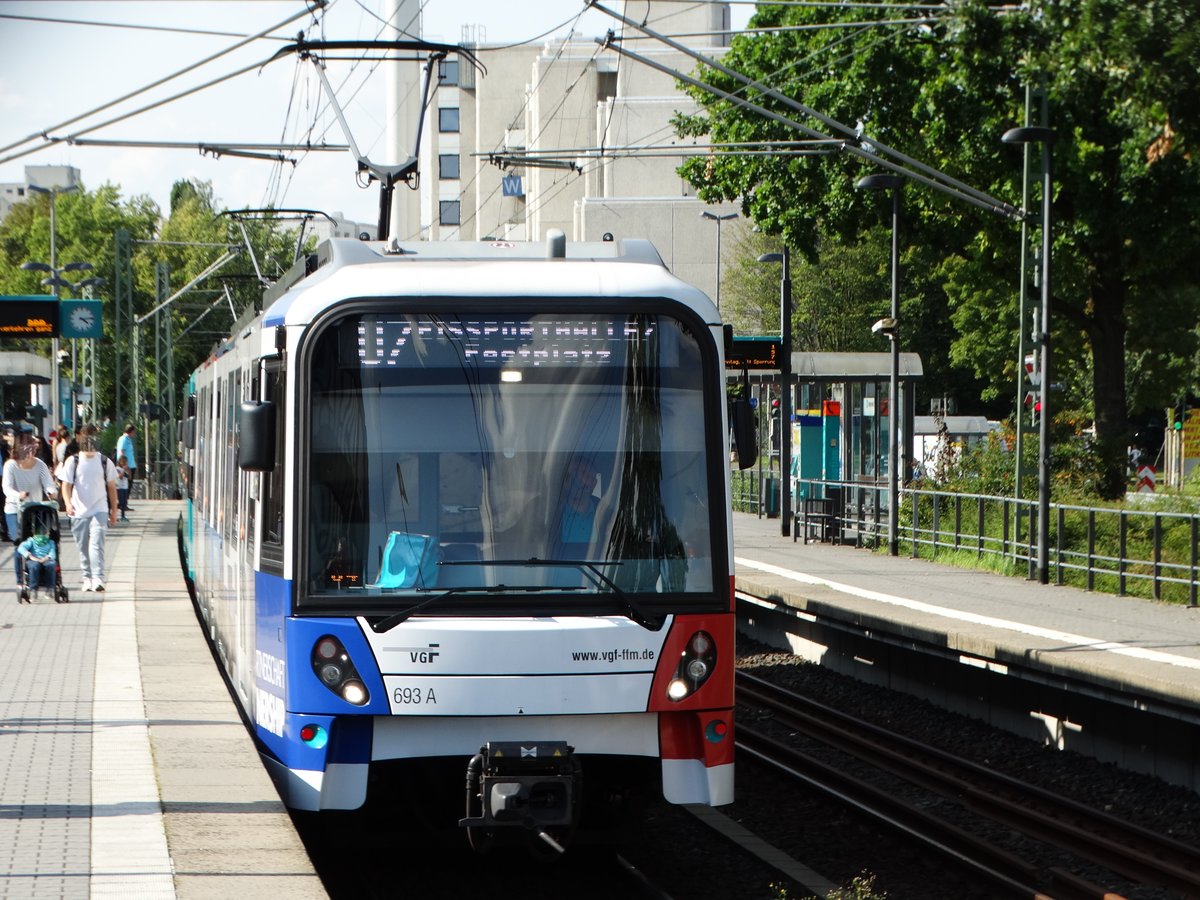 VGF Bombardier U5-25 Wagen 693 (Vollwerbung Partnerstadt Tel Aviv) am 01.09.17 in Frankfurt Industriehof auf der U7