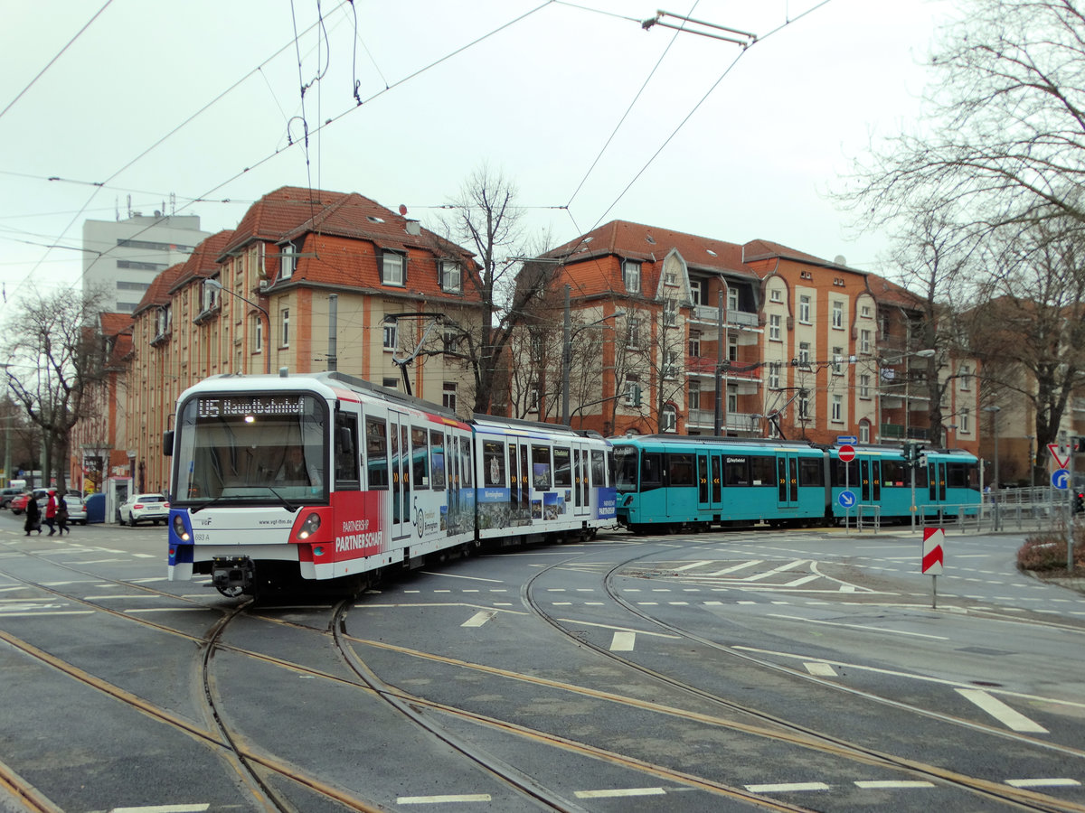 VGF Bombardier U5-25 Wagen 693 ist der 200. neue U-Bahn Wagen. Er hat Vollwerbung für die Partnerschaft von Frankfurt und Birmingham, die seit 50 Jahren besteht. Hier am 14.01.17 in Eckenheim
