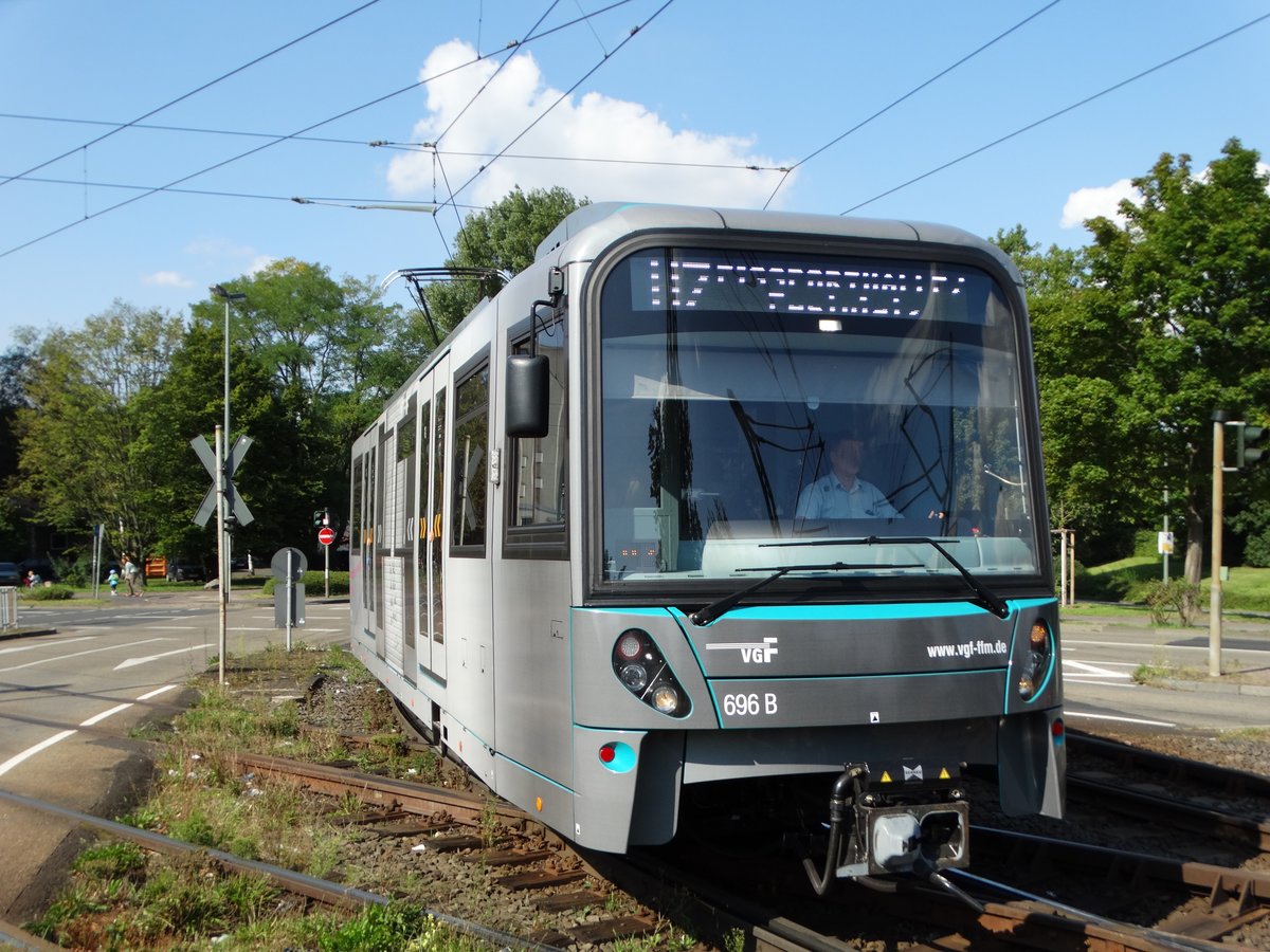 VGF Bombardier U5-25 Wagen 696 am 01.09.17 in Frankfurt Industriehof auf der U7
