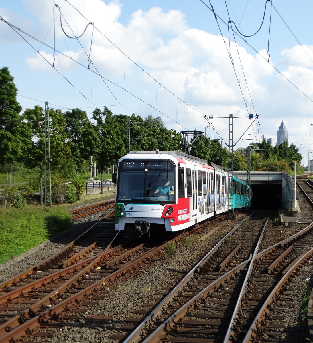 VGF Bombardier U5-25 Wagen 697 (Vollwerbung Partnerstadt Mailand) am 01.09.17 in Frankfurt Industriehof auf der U7 vom Bahnsteig aus fotografiert