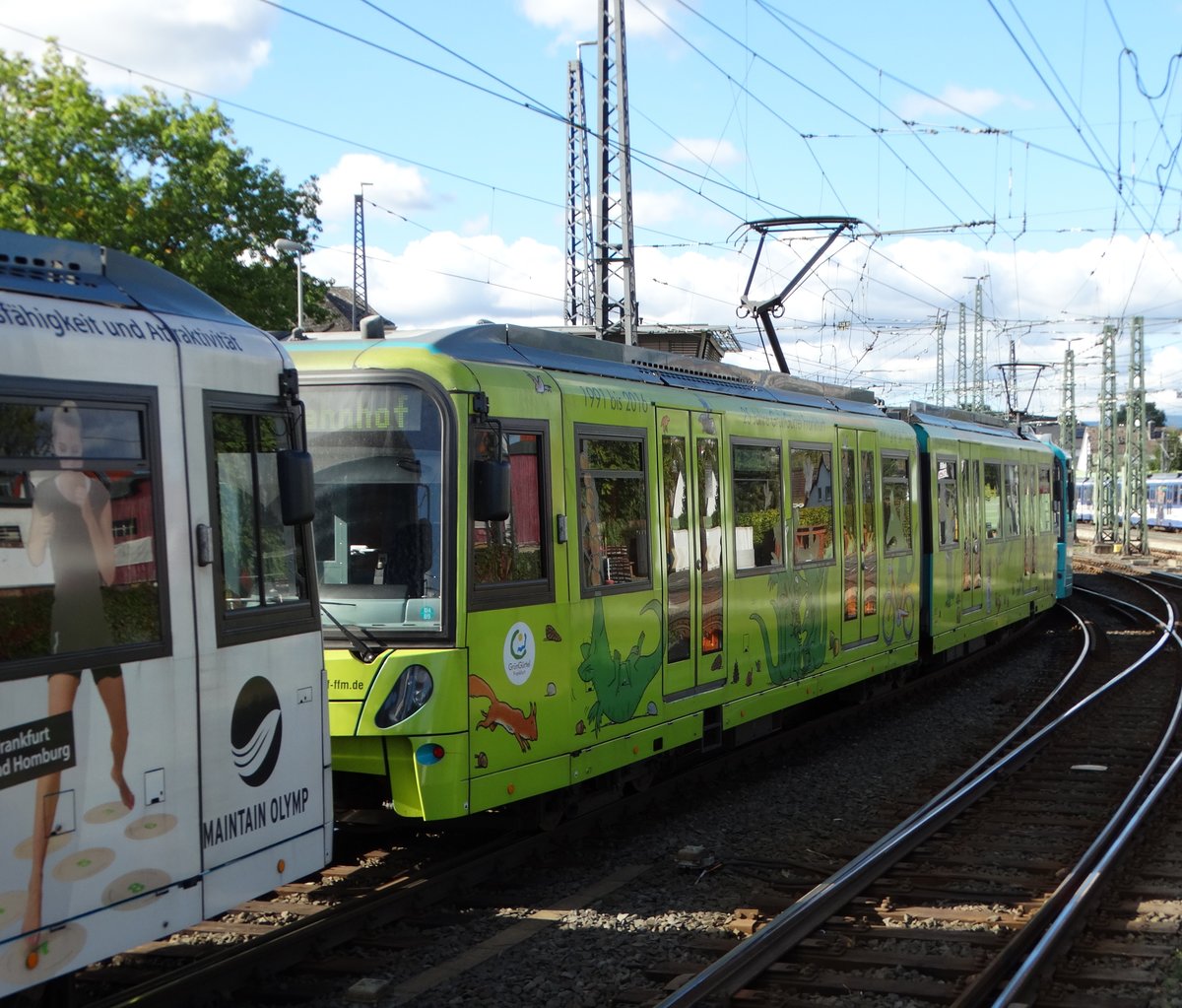 VGF Bombardier U5-25 Wagen am 05.10.16 in Frankfurt Heddernheim mit Grüngürtel Werbung