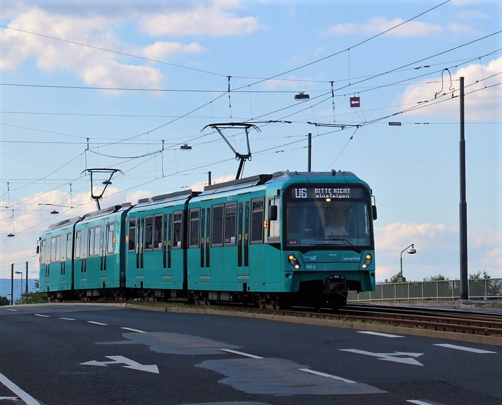 VGF Bombardier U5-50 Wagen 809 am 05.08.17 auf der Frankfurter Breitenbachbrücke als Umleiter auf der der Linie U6 
