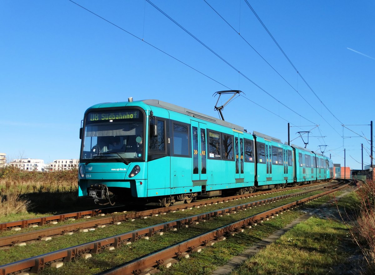 VGF Bombardier U5-50 Wagen 829 am 03.12.16 in Frankfurt Riedberg