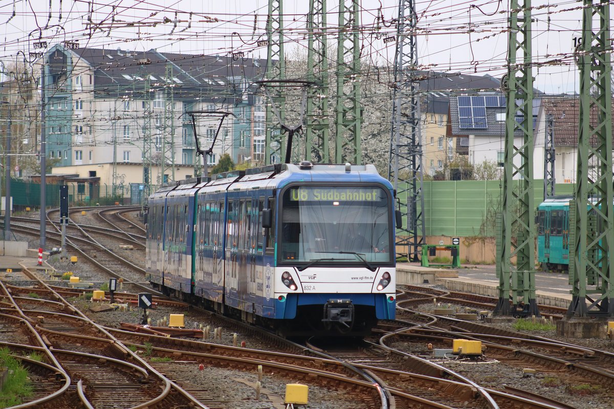 VGF Bombardier U5-50 Wagen 832+8xx am 06.04.19 in Frankfurt Heddernehim als U8 vom Bahnsteig aus mit Tele Zoom fotografiert