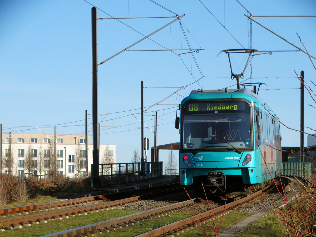 VGF Bombardier U5-50 Wagen 833 am 03.12.16 in Frankfurt Riedberg