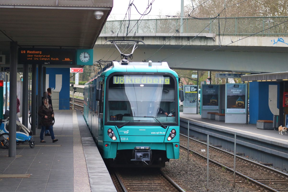 VGF Bombardier U5-50 Wagen 838+8xxx am 06.04.19 in Frankfurt Heddernehim als U8 vom Bahnsteig aus mit Tele Zoom fotografiert