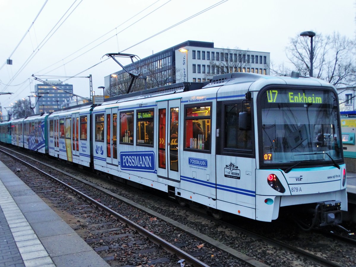 VGF Bombardier U5-50 Wagen 879 (Possmann Apfelwein Vollwerbung)  am 21.12.17 in Frankfurt Industriehof