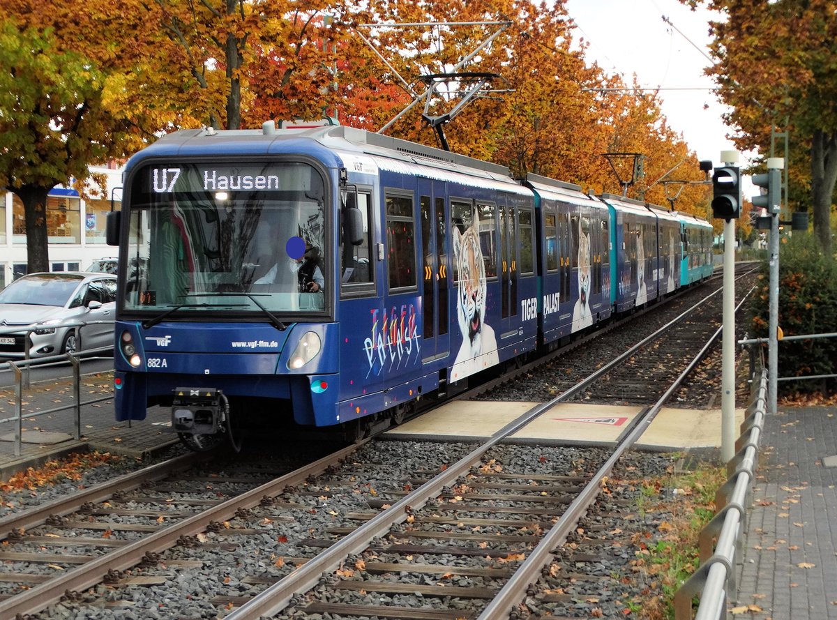 VGF Bombardier U5-50 Wagen 882 mit Tigerpalast Werbung am 18.10.16 in Frankfurt Enkheim