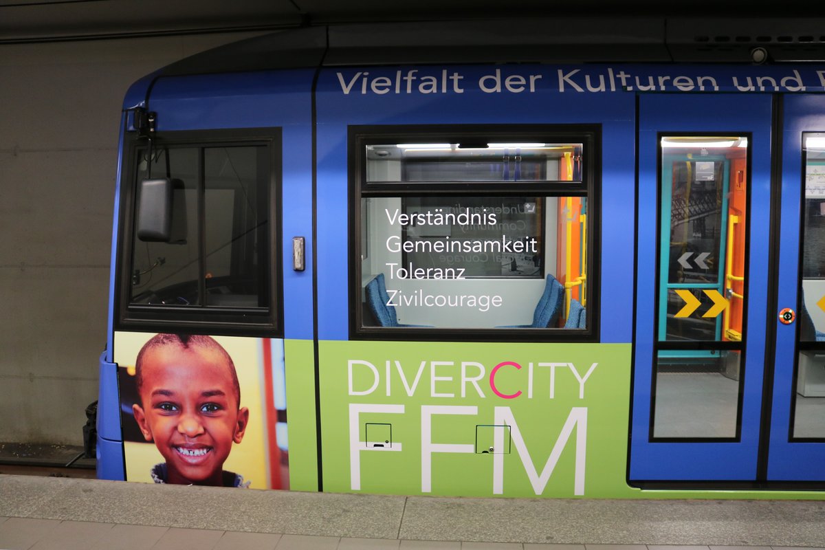 VGF Bombardier U5-50 Wagen 902 Diver City Bahn mit neuer Vollwerbung für religiöse Freiheit wirbt am 13.04.19 in Frankfurt Ostbahnhof