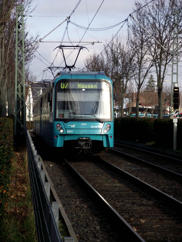 VGF Bombardier U5 Wagen 650 am 30.12.13 in Frankfurt Enkheim von einen Bahnübergang aus fotografiert