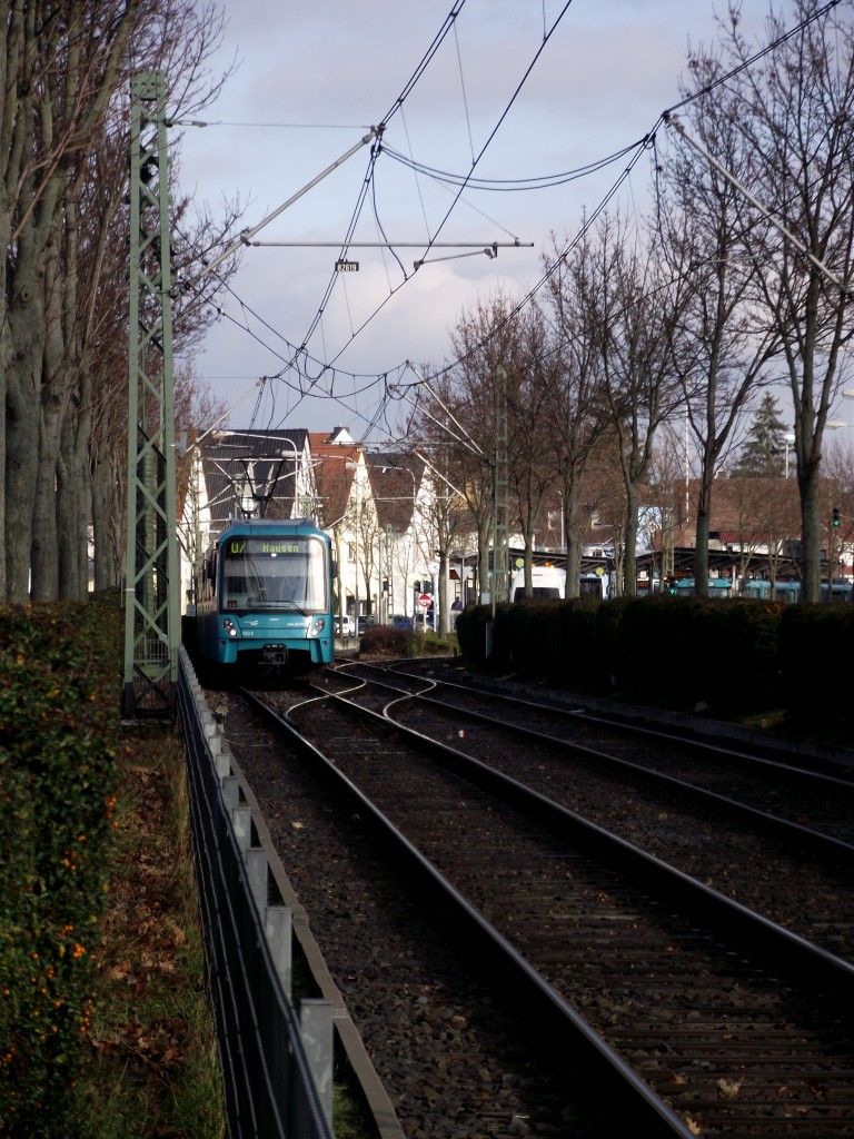 VGF Bombardier U5 Wagen 650 als U7 am 30.12.13 in Frankfurt Enkheim von einen Bahnübergang aus fotografiert