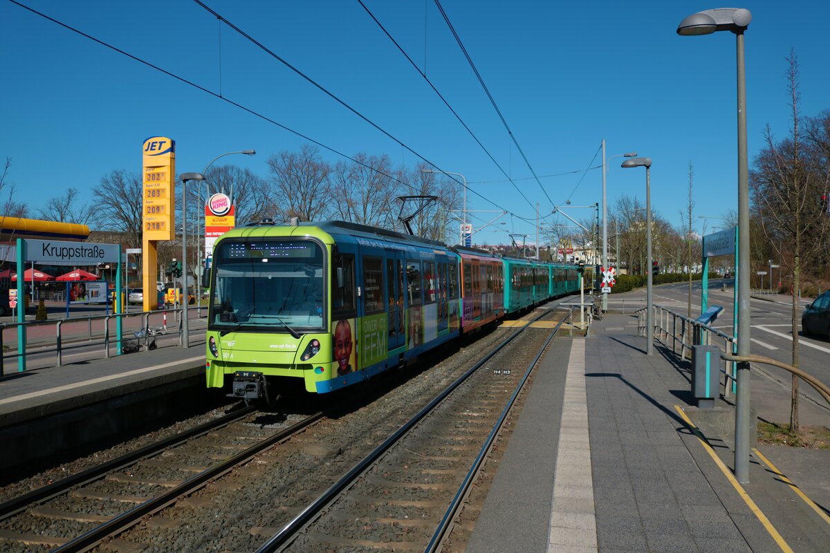 VGF Bombardier/Alstom Flexity Swift U5-100 Wagen 901 mit den Mittelwagen 1953+19354 als 100 Meter Zug am 19.03.22 in Frankfurt Enkheim 