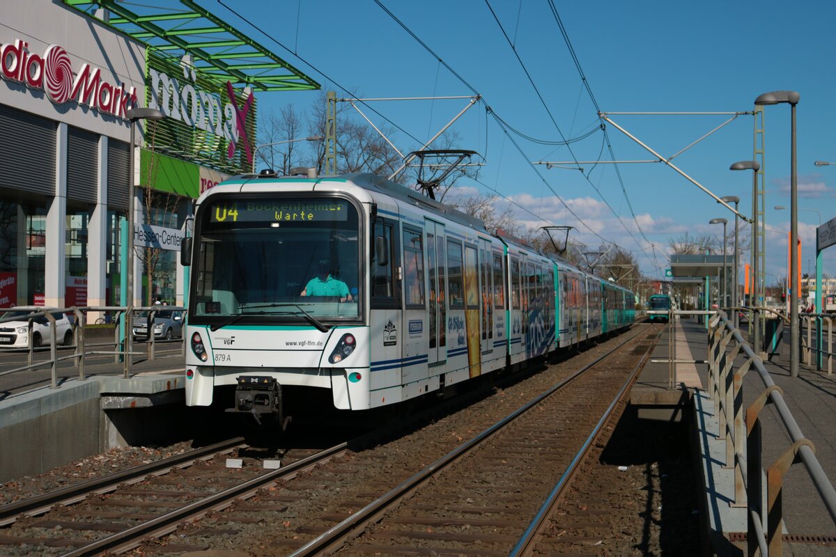 VGF Bombardier/Alstom Flexity Swift U5-50 Wagen 879 am 19.03.22 in Frankfurt Enkheim