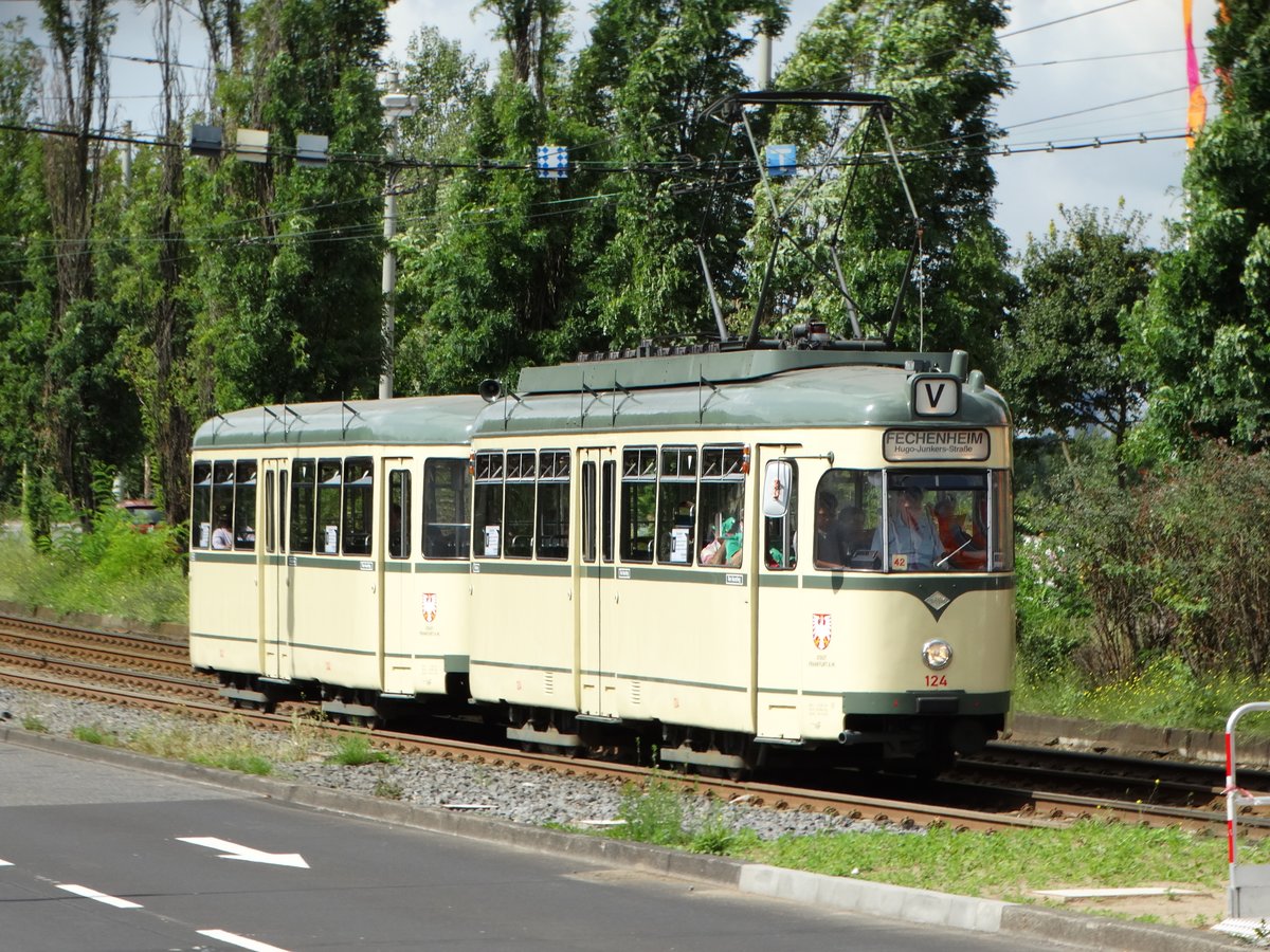 VGF Düwag L-Wagen 124 am 20.08.17 in Frankfurt am Main an der Hugo Junkers Straße als Linie V