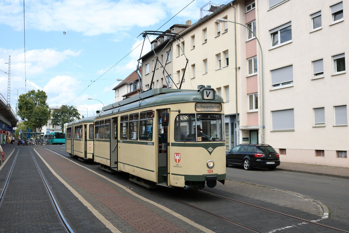 VGF Düwag L-Wagen 124 am 11.08.19 in Frankfurt Westbahnhof als Pendelverkehr zum Sommerfest des Straßenbahn Museums