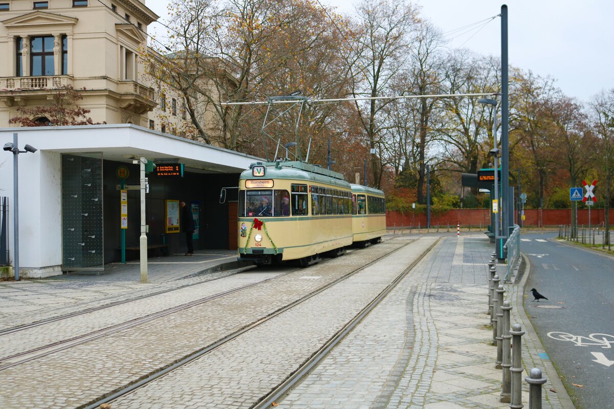 VGF Düwag L-Wagen 124 am 04.12.22 in Frankfurt am Main als Weihnachtsmarkt Tram