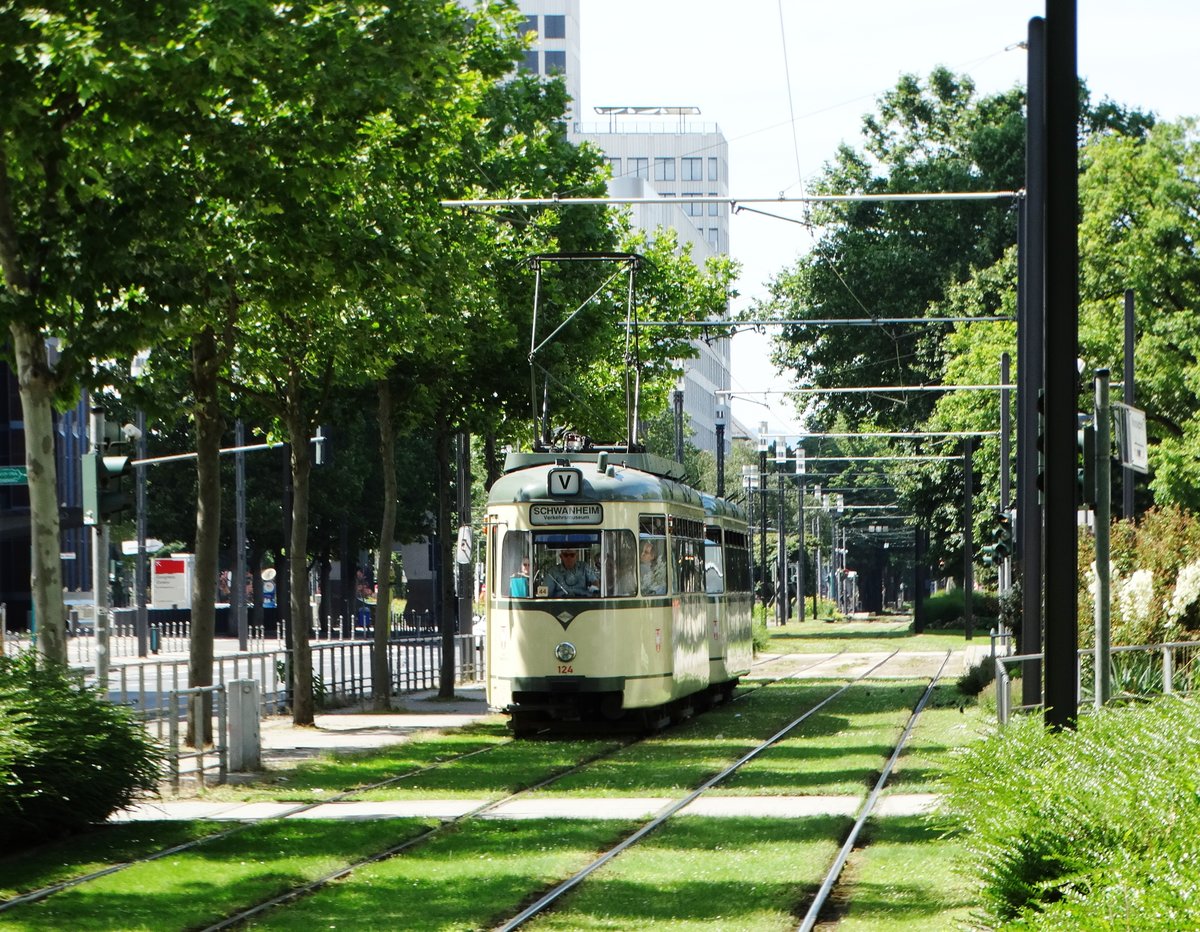 VGF Düwag L-Wagen 124 am 10.07.16 in Frankfurt Messe als Pendelverkehr zum Sommerfest im Verkehrsmuseum