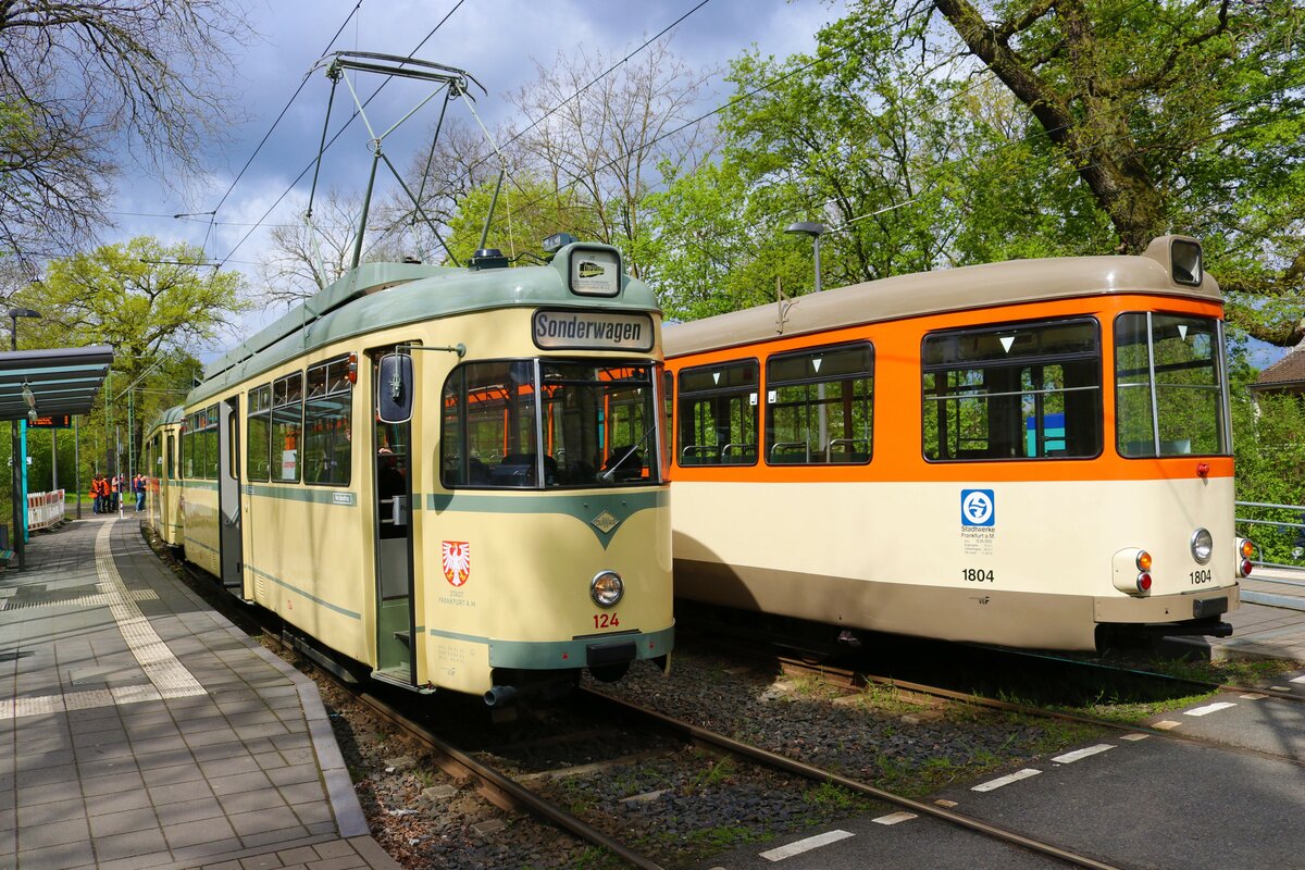 VGF Düwag L-Wagen 124 und M-Beiwagen 1804 am 23.04.23 in Frankfurt am Main bei einer Sonderfahrt