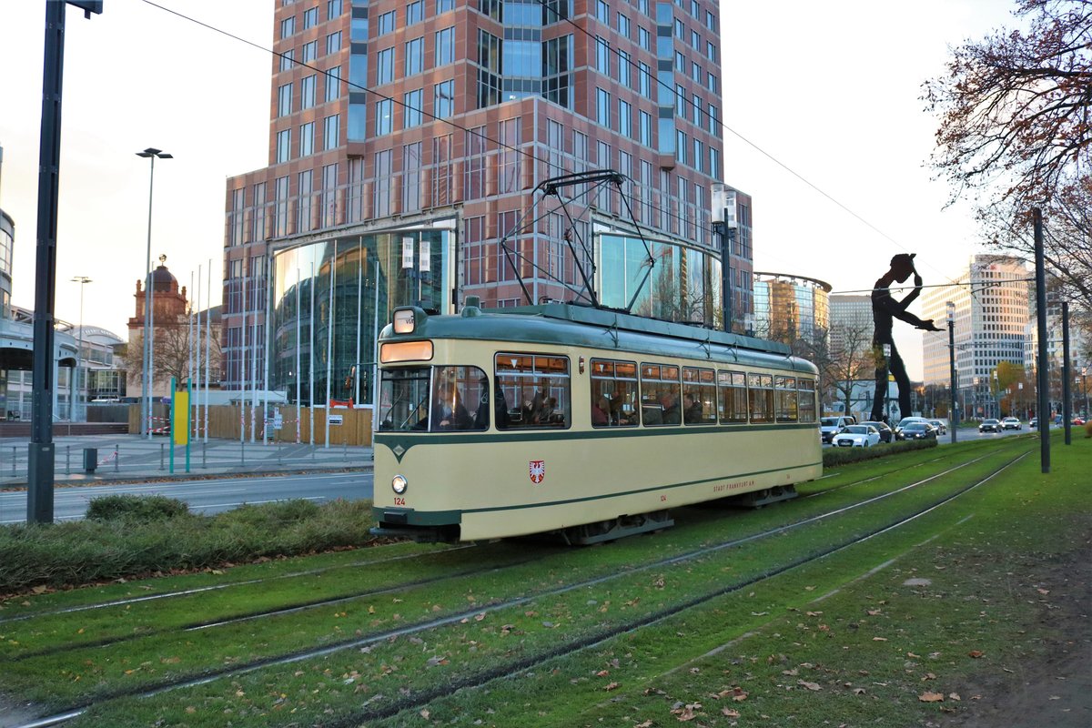 VGF Düwag L-Wagen 124 ohne Beiwagen am 30.11.19 in Frankfurt Messe bei einer Privaten Sonderfahrt