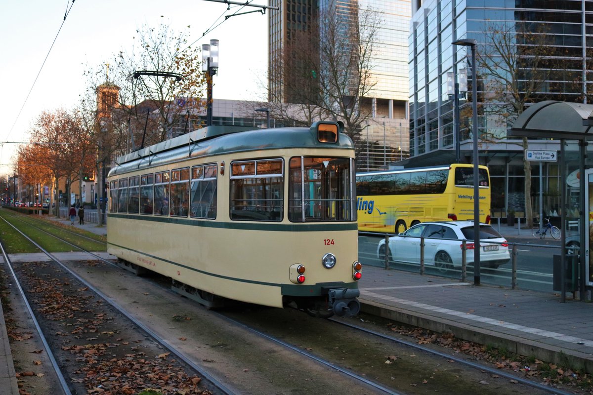 VGF Düwag L-Wagen 124 ohne Beiwagen am 30.11.19 in Frankfurt Messe bei einer Privaten Sonderfahrt