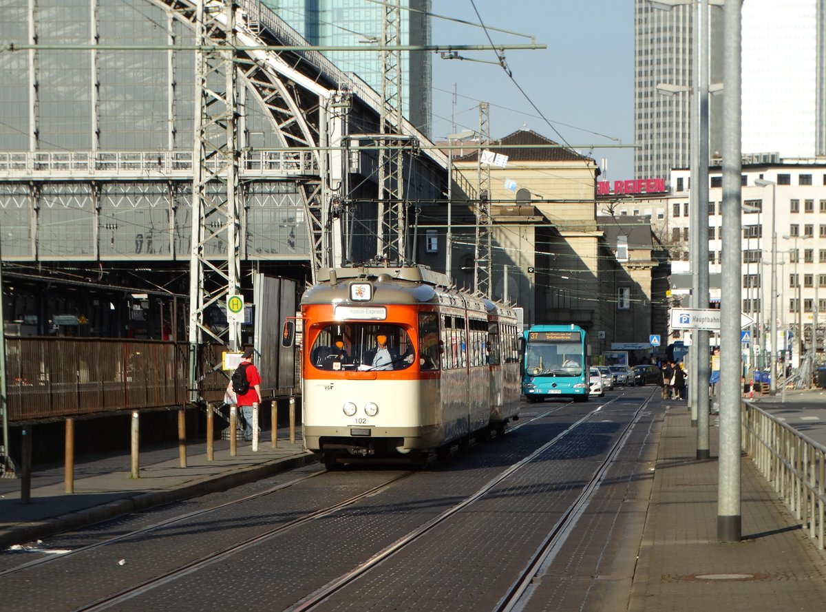 VGF Düwag M-Wagen 102 + Beiwagen 1804 auf den Weg wieder zurück ins Depot Gutleut am 26.03.16 in Frankfurt am Main