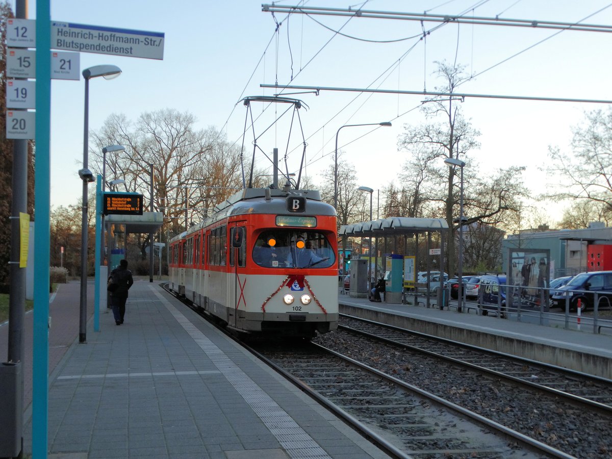 VGF Düwag M-Wagen 102 als Nikolaus Express Linie B am 03.12.16 in Frankfurt am Main Blutspendedienst