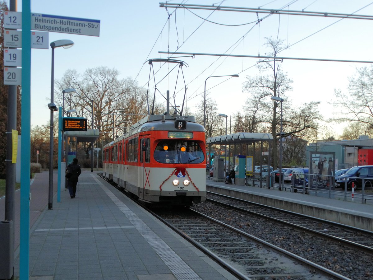 VGF Düwag M-Wagen 102 als Nikolaus Express Linie B am 03.12.16 in Frankfurt am Main Blutspendedienst