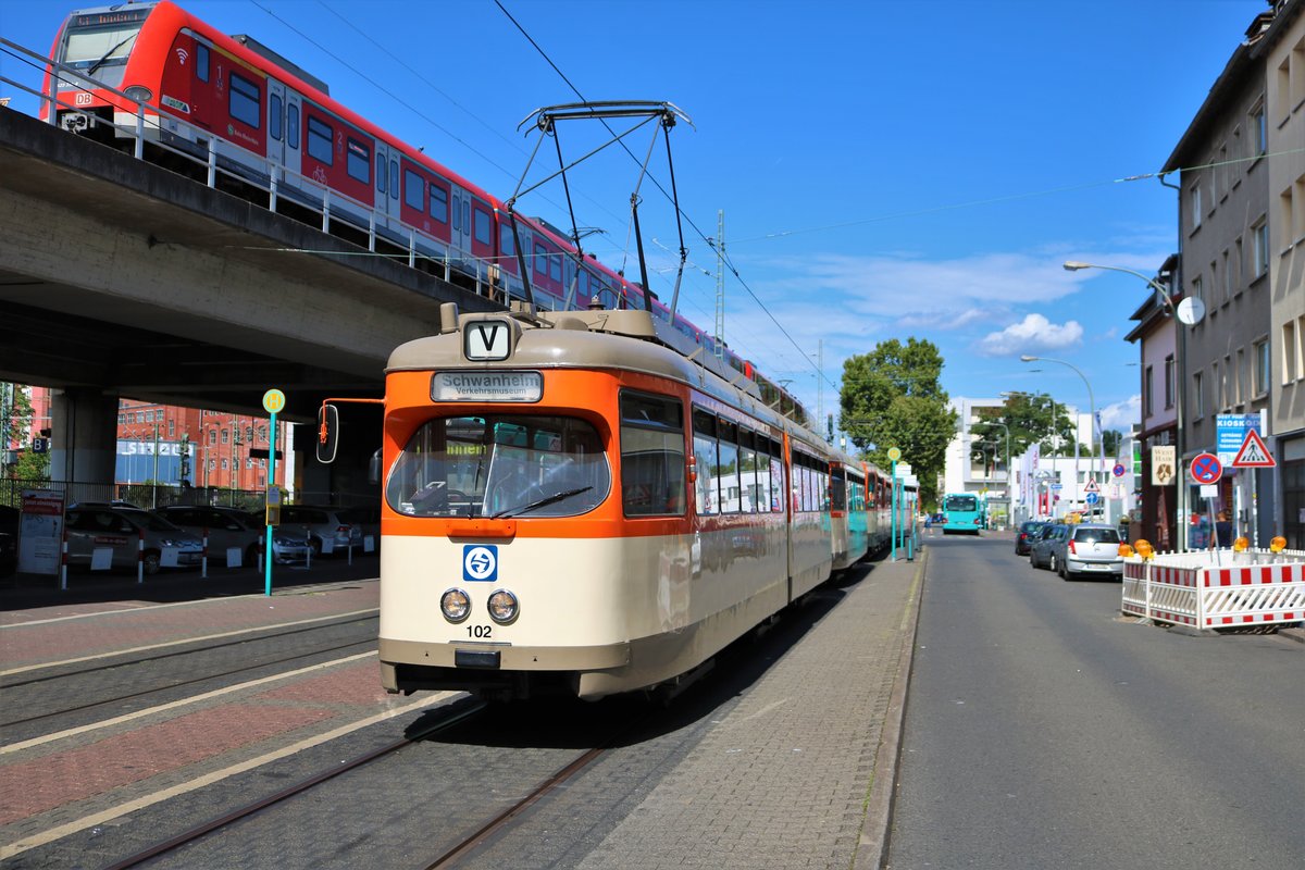 VGF Düwag M-Wagen 102 am 11.08.19 in Frankfurt Westbahnhof als Pendelverkehr zum Sommerfest des Straßenbahn Museums