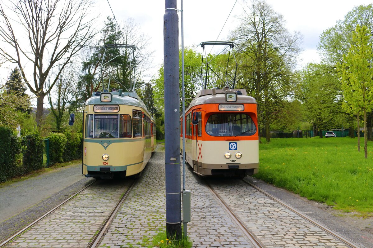 VGF Düwag M-Wagen 102 und L-Wagen 124 am 23.04.23 in Frankfurt am Main bei einer Sonderfahrt