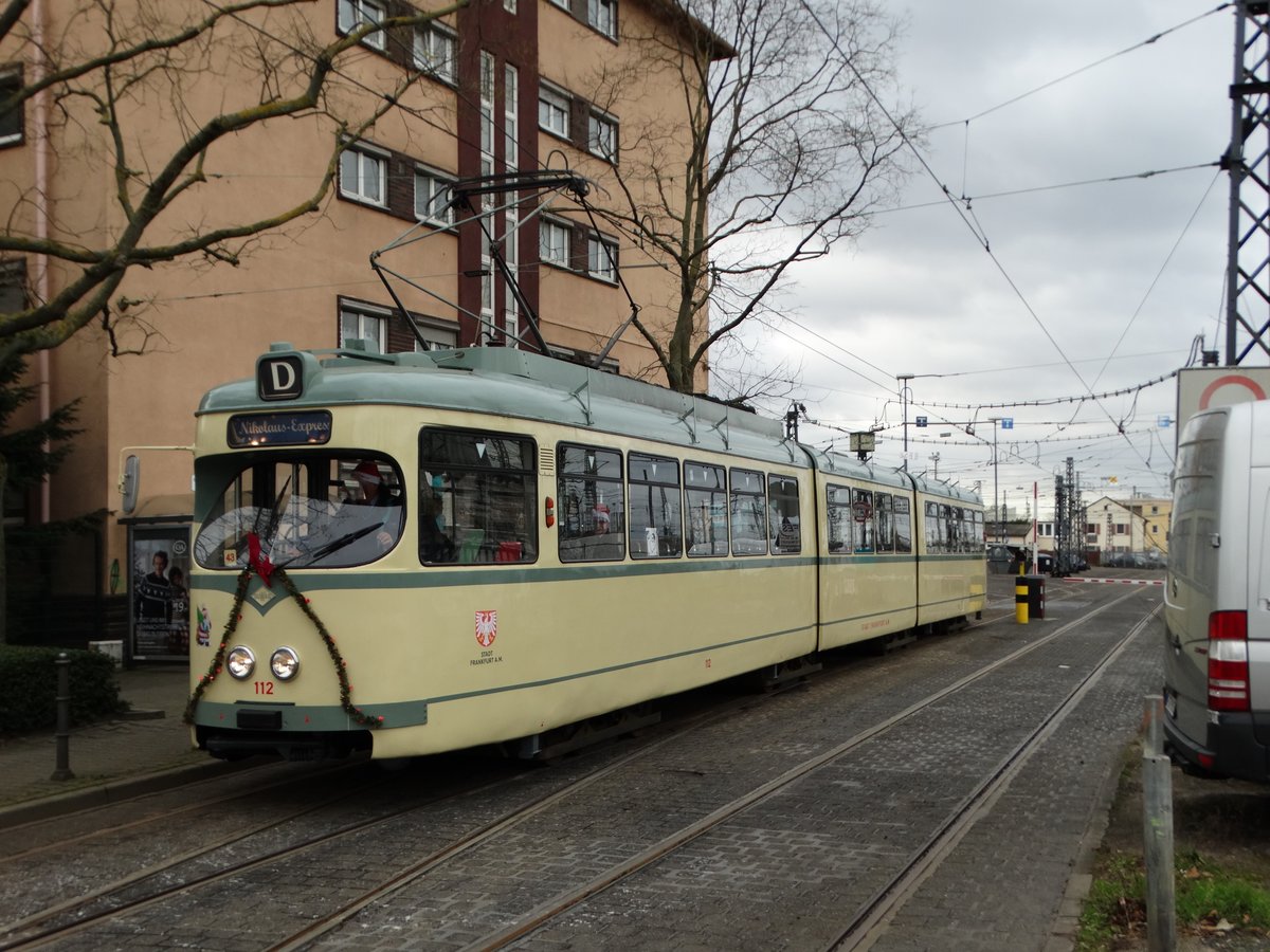 VGF Düwag N-Wagen 112 als Nikolaus Express am 09.12.17 in Frankfurt am Main am Betriebshof Gutleut von einen Gehweg aus fotografiert