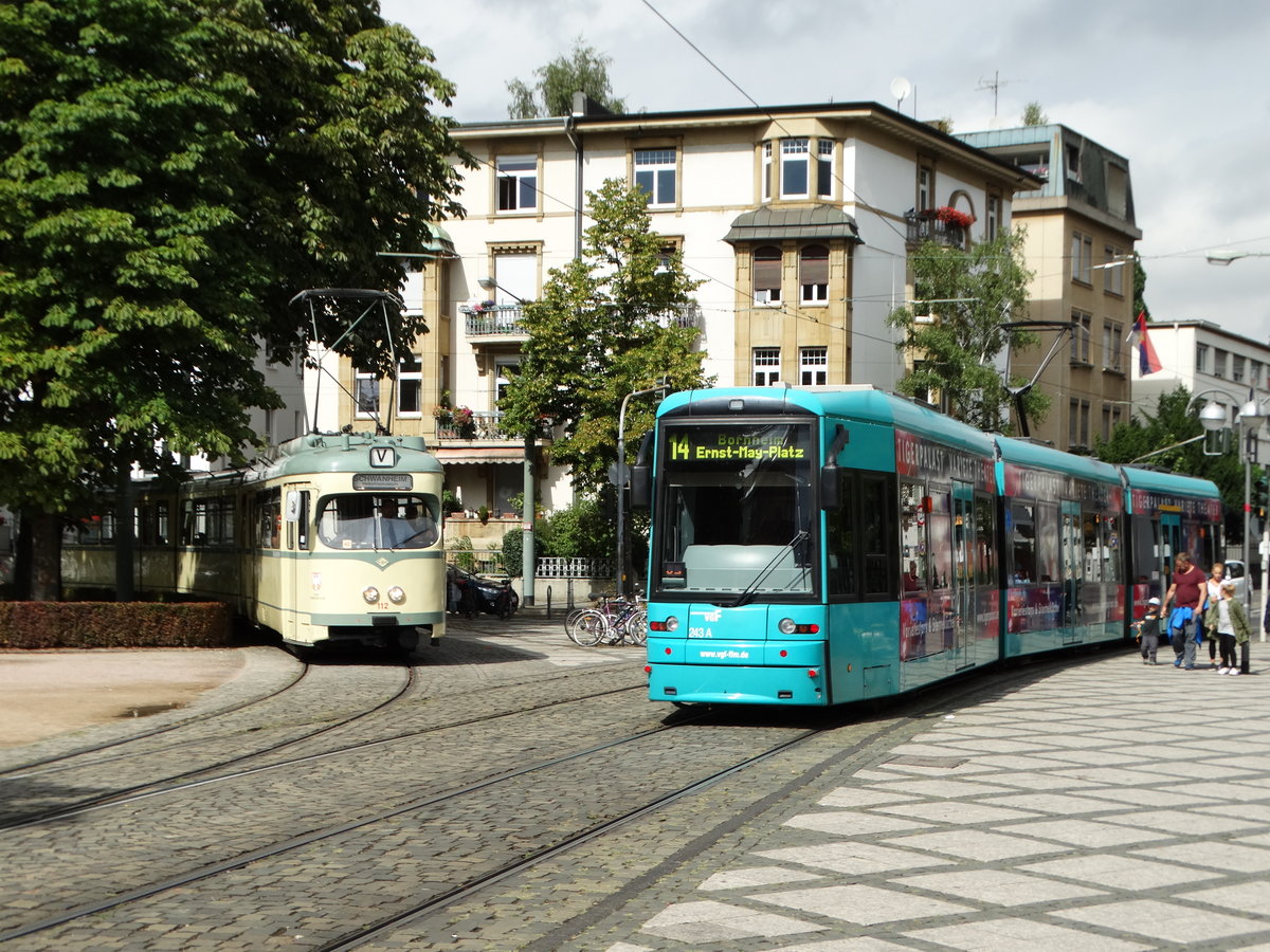 VGF Düwag N-Wagen 112 trifft auf Bombardier S-Wagen 243 in Frankfurt Zoo am 04.09.16 dem Tag der Verkehrsgeschichte