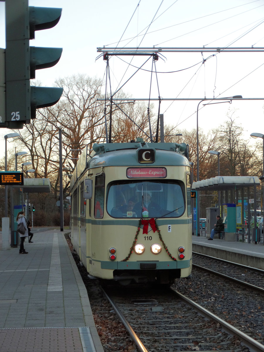 VGF Düwag O Wagen 110 als Nikolaus Express Linie C am 03.12.16 in Frankfurt am Main Blutspendedienst