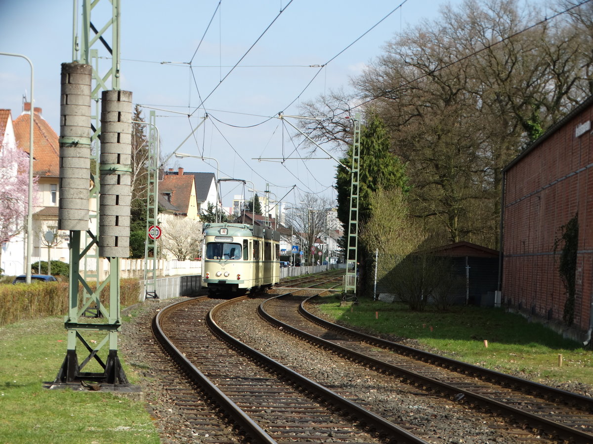 VGF Düwag O-Wagen 110 erreicht am 26.03.16 in Frankfurt am Main Schwanheim