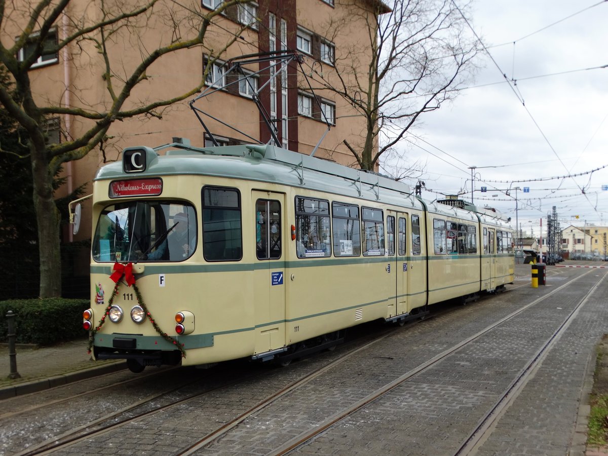 VGF Düwag O-Wagen 111 als Nikolaus Express am 09.12.17 in Frankfurt am Main am Betriebshof Gutleut von einen Gehweg aus fotografiert. Seit Herbst 2017 fährt dieser Wagen wieder durch Frankfurt am Main. Die VGF hat ihn nach Jahren wieder fahrfertig gemacht