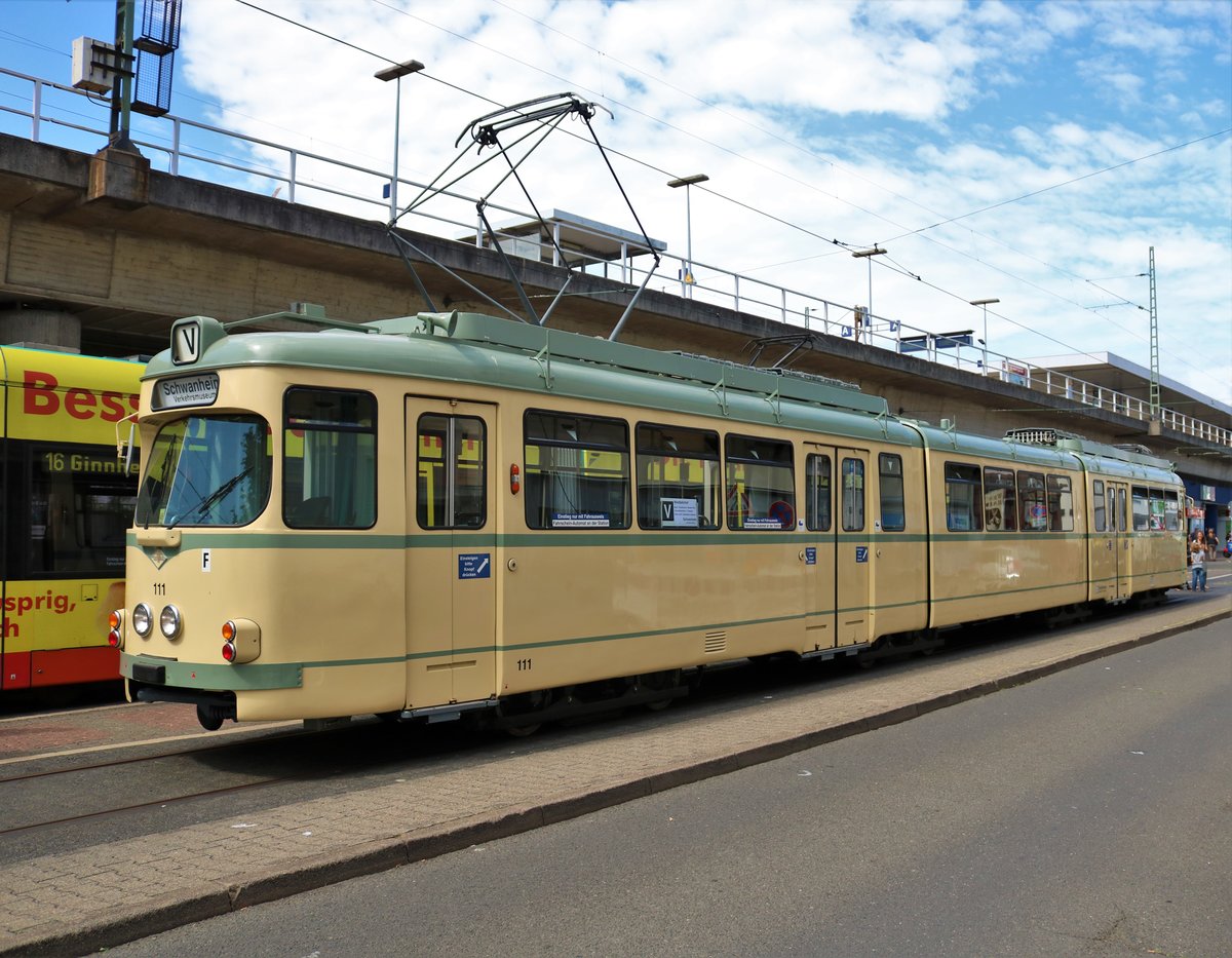 VGF Düwag O-Wagen 111 am 11.08.19 in Frankfurt Westbahnhof als Pendelverkehr zum Sommerfest des Straßenbahn Museums