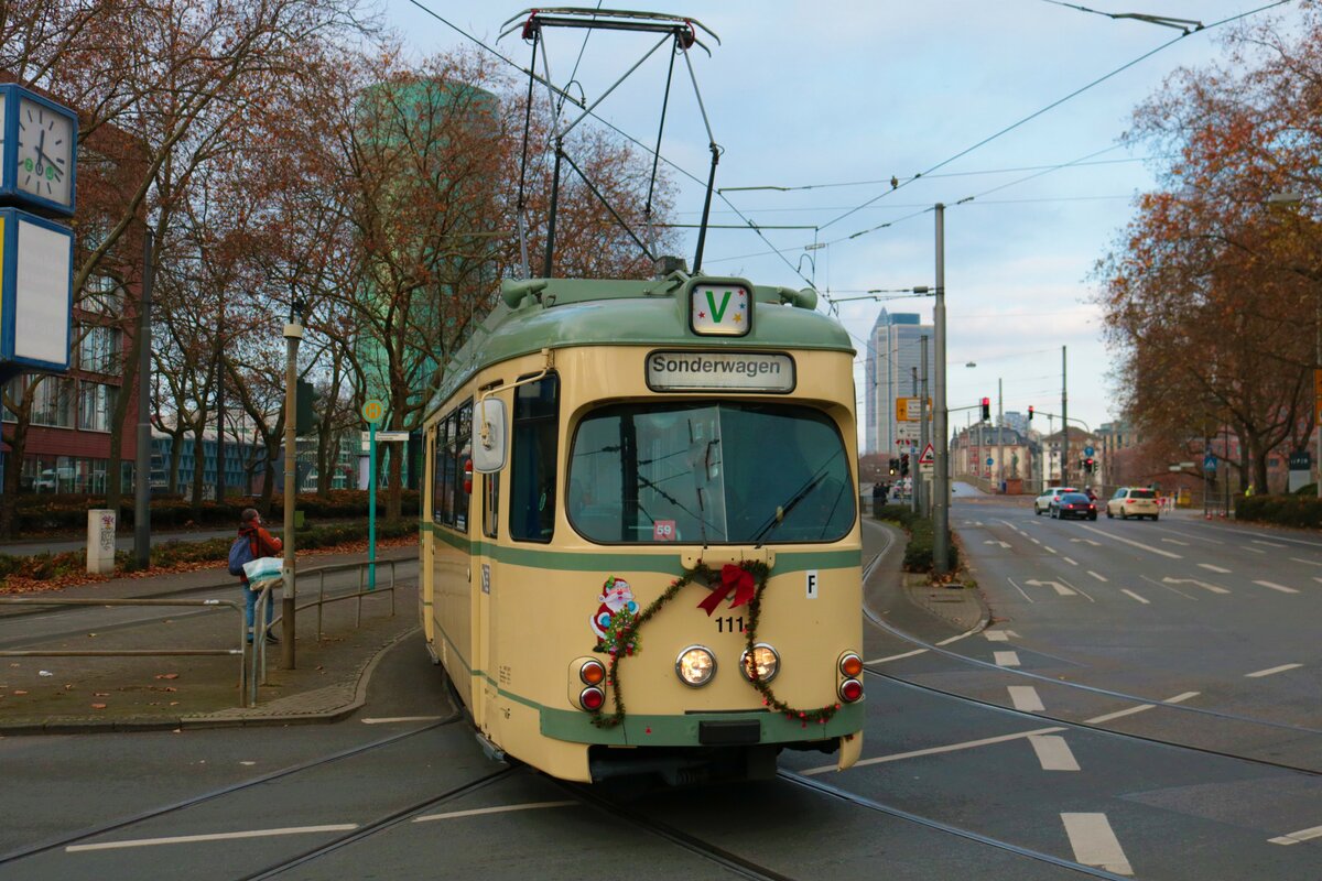 VGF Düwag O-Wagen 111 am 10.12.22 in Frankfurt am Main als Weihnachtsmarkt Tram