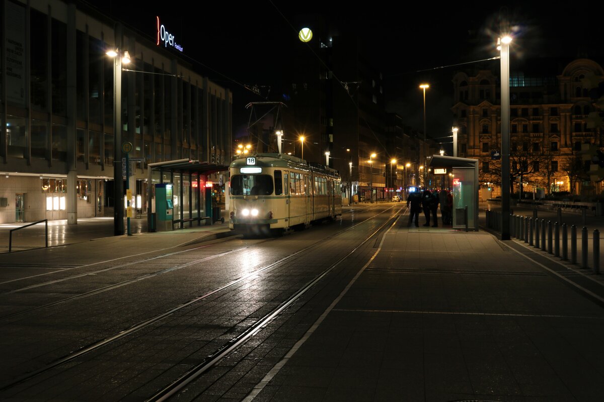 VGF Düwag O-Wagen 111 auf der Linie 18 am 22.12.21 in Frankfurt am Main Willy Brandt Platz