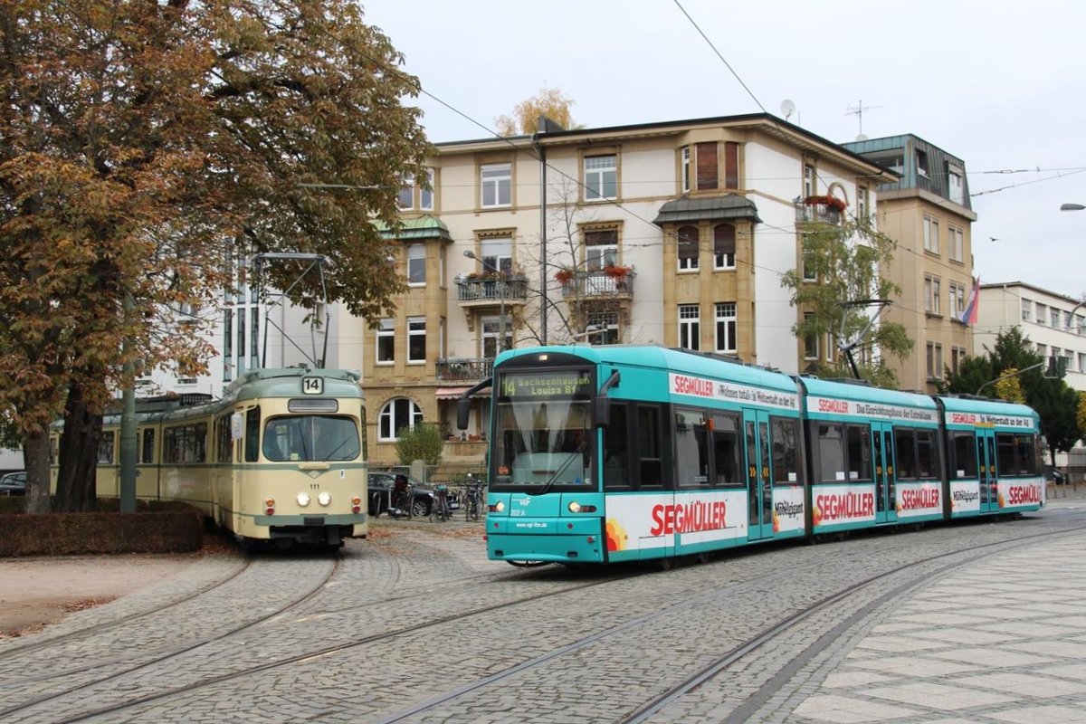 VGF Düwag O-Wagen 111 und Bombardier S-Wagen 202 am 31.10.17 in Frankfurt am Main Zoo