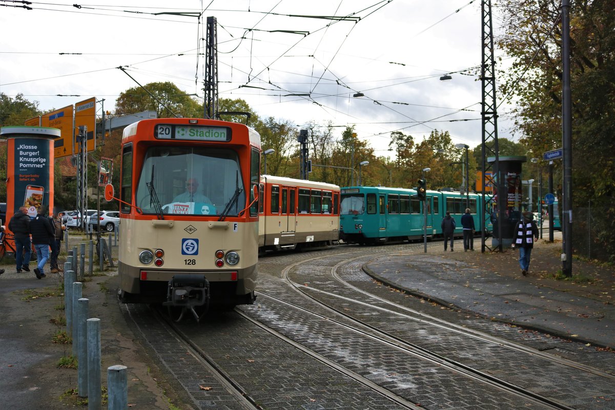 VGF Düwag Pt-Wagen 128 und 720 als Stadionverkehr Linie 20 am 02.11.19 in Frankfurt Oberforsthaus mit dem Bahnbabo als Fahrer