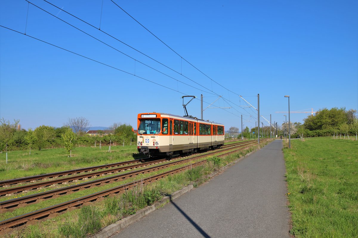 VGF Düwag Pt-Wagen 128 als Osterhasenexpress am 20.04.19 in Frankfurt Preungesheim 