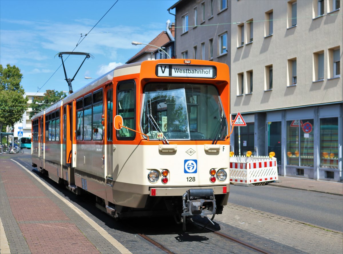 VGF Düwag Pt-Wagen 128 am 11.08.19 in Frankfurt Westbahnhof als Pendelverkehr zum Sommerfest des Straßenbahn Museums