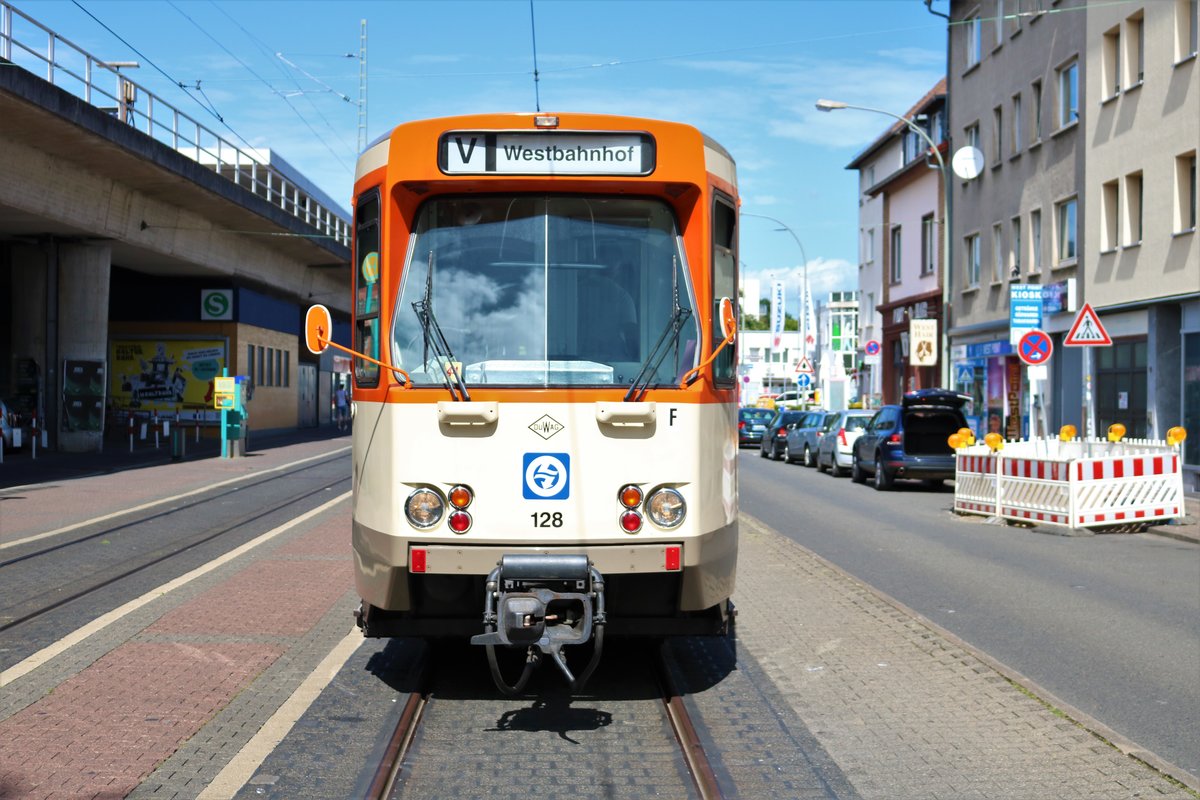 VGF Düwag Pt-Wagen 128 am 11.08.19 in Frankfurt Westbahnhof als Pendelverkehr zum Sommerfest des Straßenbahn Museums
