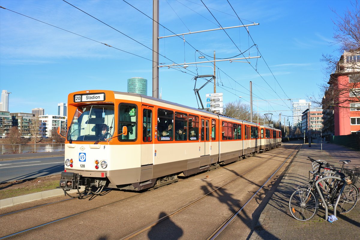 VGF Düwag Pt-Wagen 128+138 als Doppeltraktion auf der Linie 20 am 19.01.19 in Frankfurt Uni Klinikum