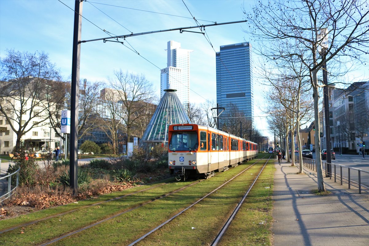 VGF Düwag Pt-Wagen 128+138 als Doppeltraktion auf der Linie 20 am 19.01.19 in Frankfurt Messe