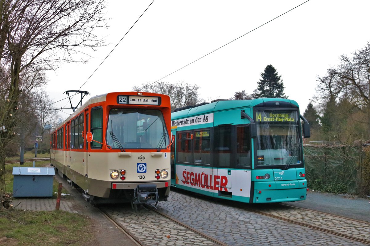 VGF Düwag Pt Wagen 138 und Bombardier S-Wagen 207 bei einer Sonderfahrt in Frankfurt am Main Lousia am 04.03.18