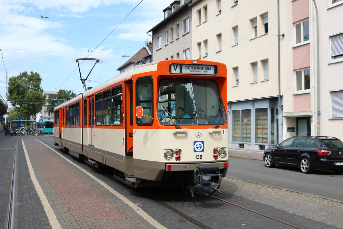 VGF Düwag Pt-Wagen 138 am 11.08.19 in Frankfurt Westbahnhof als Pendelverkehr zum Sommerfest des Straßenbahn Museums