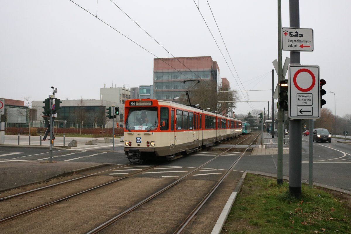 VGF Düwag Pt Wagen 148 und 138 am 25.01.20 als Doppeltraktion auf der Linie 20 in Frankfurt am Main mit dem Bahnbabo